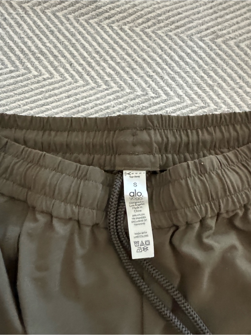 ALO Yoga Olive Cargo Jogger Pants with D-Ring Details - Picture 3 of 4